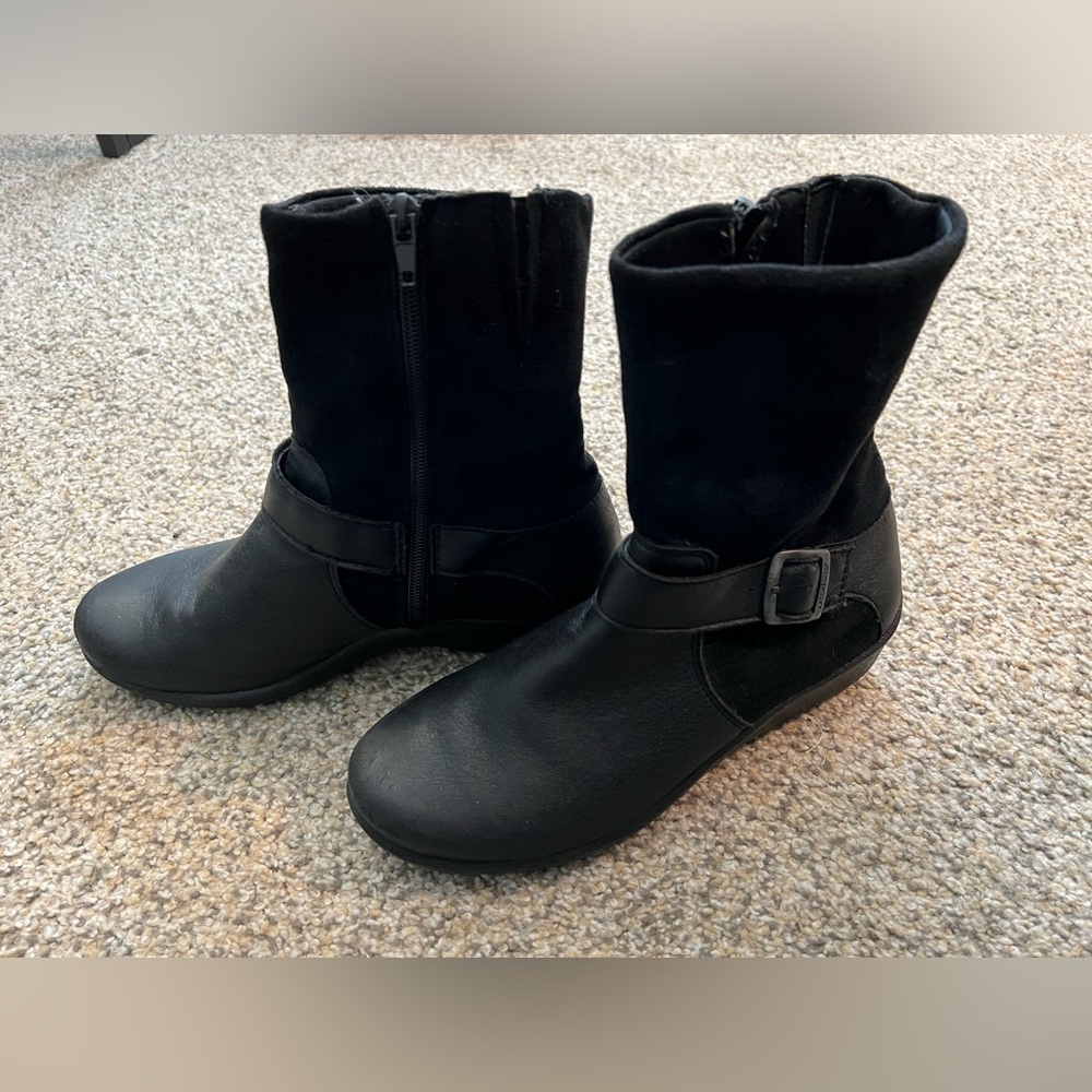 ARCOPEDIC new, no tags or box. Beautiful black suede! Burgundy pics for example